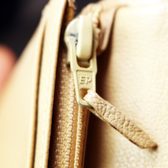 Chanel Porte Monnaie Tan Leather Wallet with Gold Tone CC Logo EUC - Picture 16 of 16